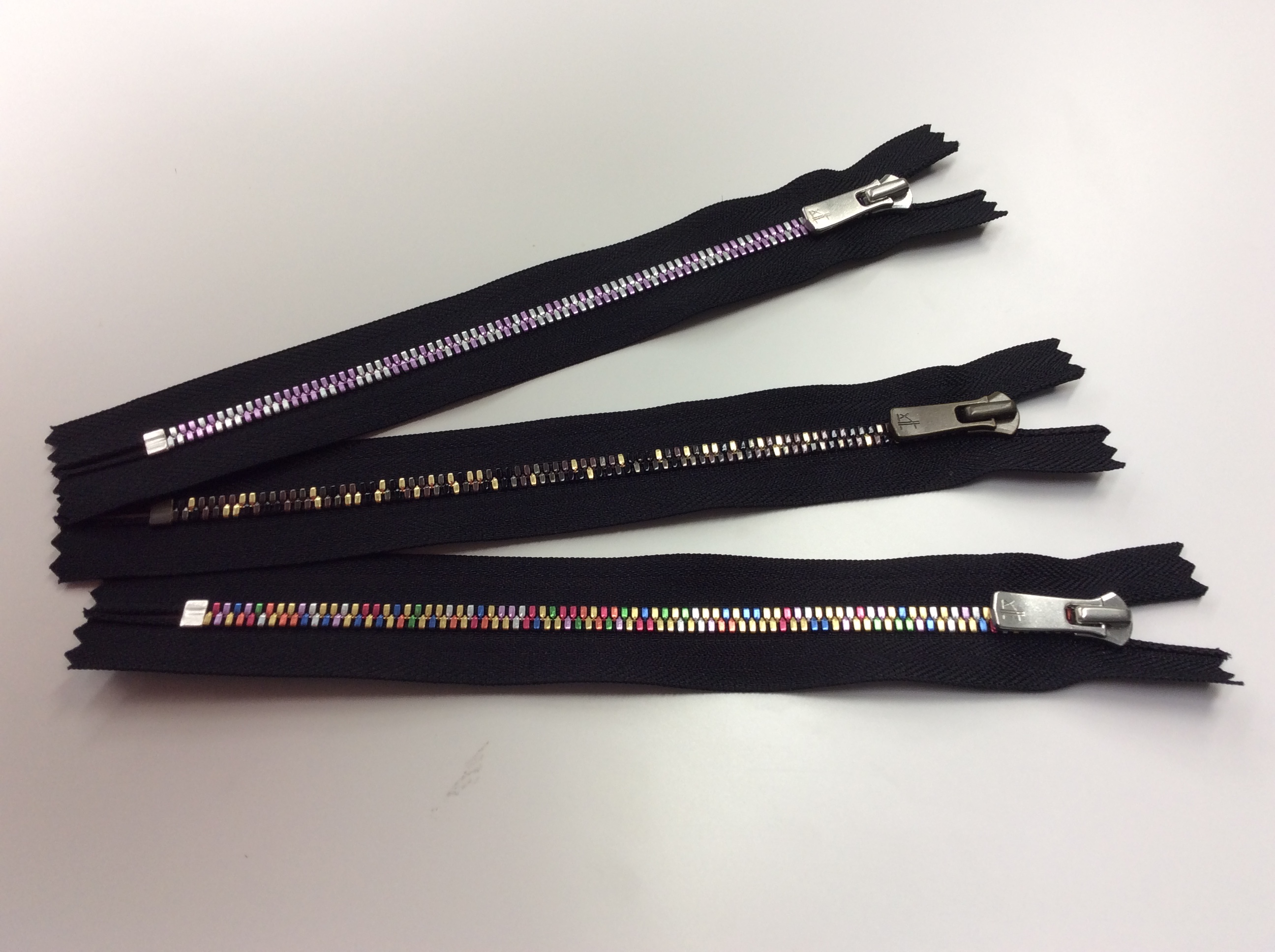YKKのカラフルなファスナー・ルミナ（R)を使用。織り糸に合わせて3種類を用意